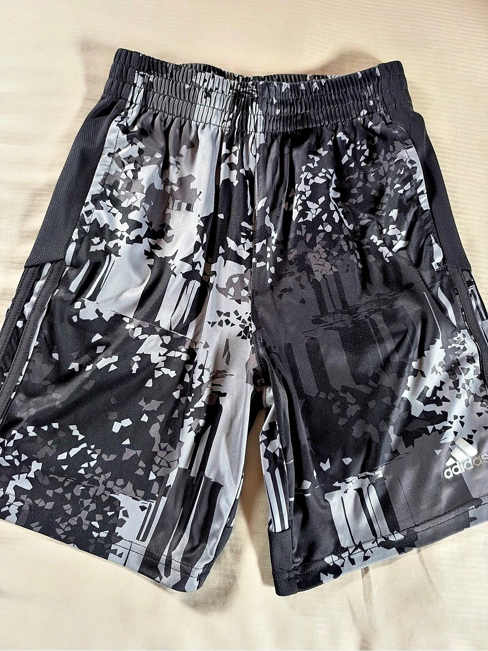 adidas kids Abstract Athletic Shorts Size Medium Like New